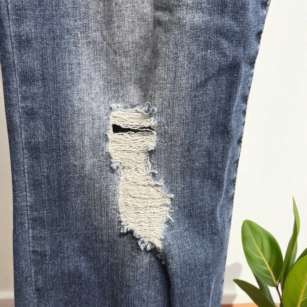 Feverish Fashion: Rock Your Style in Distressed Rock & Republic Jeans! Size 10M - Picture 13 of 16
